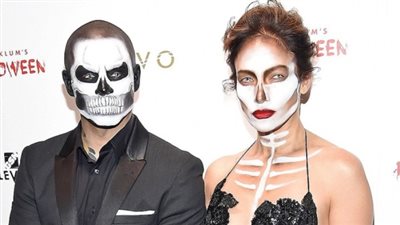 صور| كلب وحمار وأشباح.. إطلالات مثيرة لنجوم العالم في «الهالوين»