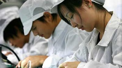 «كورونا» يضرب الصين مجددًا.. وعمال آيفون يهربون