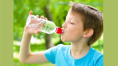 لا تهمليه في الشتاء.. تعرفي على أهمية شرب طفلك للماء