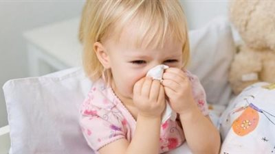 8 علامات تكشف إصابة طفلك بدور برد.. تعرفي عليها