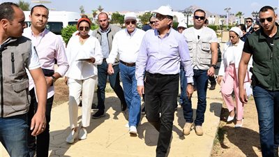 صور| استعدادًا لقمة المناخ.. رئيس الوزراء يتفقد أعمال تجهيز المنطقة الخضراء بشرم الشيخ