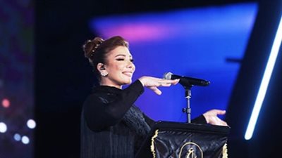 لقطة مؤثرة.. أصالة تحتضن طفلة باكية اقتحمت مسرحها