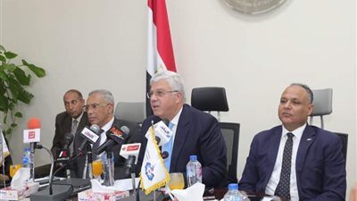 وزير التعليم العالي يُسلم عقود دعم 67 مشروعًا بحثيًا بقيمة 106 ملايين جنيه