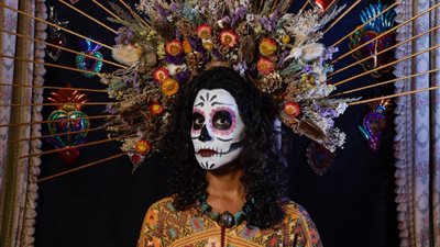 جماجم من السكر.. أسرار احتفال المكسيكيات بيوم الموتى