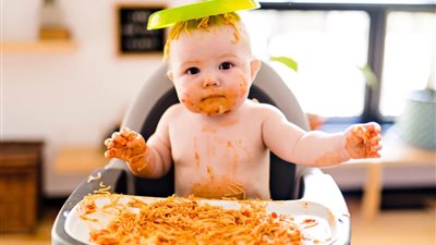 أهمها القدرة على التحكم في الرأس.. 7 علامات تكشف استعداد طفلك الرضيع لتناول الطعام