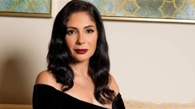 منى زكي تشعل فضول جمهورها بمهرجان البحر الأحمر السينمائي