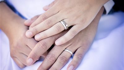 هل يحق للأم والأب منع ابنتهما من التواصل مع خطيبها؟.. أمين الفتوى يُجيب