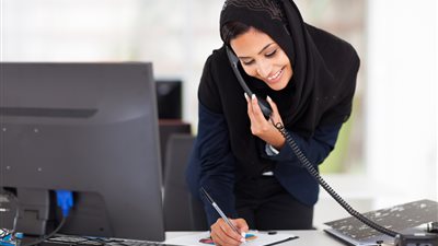 هل عمل المرأة بمكان به رجال حرام؟.. علي جمعة يُجيب