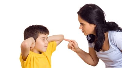 بدون عنف.. كيف تتعاملين مع ابنك إذا تحدث بطريقة غير لائقة؟