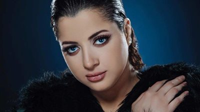 «نشرة أهل الفن».. رقص حسين فهمي.. رسالة منى فاروق وغموض سمية الخشاب