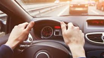 محاولة انتحار.. فتاة تلقي نفسها من السيارة على طريق بورسعيد الصحراوي