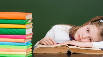 ابنك ليس فاشلا.. 4 صعوبات تعلم تواجه طفلك في المدرسة