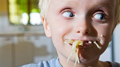 بينها النوم على بطنه.. امنعي طفلك عن هذه العادات المكروهة 