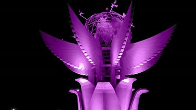 إضاءة أرجوانية لأيقونة السلام بشرم الشيخ احتفالًا بالطفل المبتسر