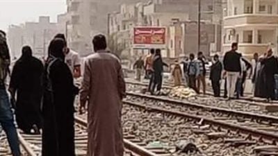 قطار يصدم أمًّا وطفليها في العياط.. ماذا حدث لهم؟