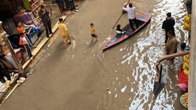 الإسكندرية تغرق في «شبر مية» والأهالي يستخدمون المراكب في الشوارع.. شاهدي