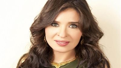 «نشرة أهل الفن».. قرار إيناس الدغيدي.. فستان دينا الشفاف وموقف محرج لبوسي شلبي