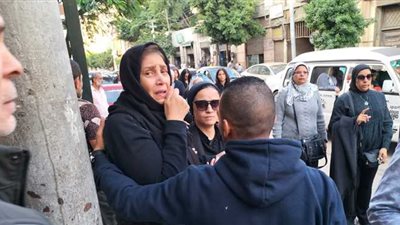 انهيار شقيقته.. تشييع جثمان الفنان سامي فهمي وغياب نجوم الفن