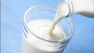 متى يمكن للأطفال البدء بشرب حليب البقر؟.. دراسة تكشف