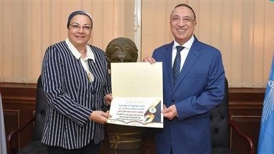 محافظ الإسكندرية يكرم مقررة المجلس القومي للمرأة