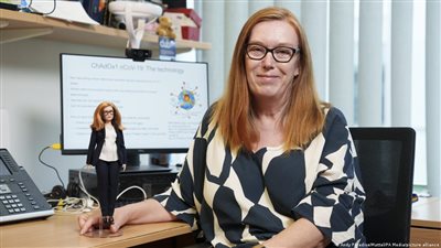 «سارة جيلبرت».. صُمِّمَت لها دمية لدورها في مقاومة كورونا