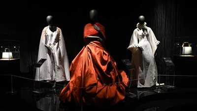 مركز الملك عبد العزيز الثقافي العالمي «إثراء» يُطلق معرض الأزياء السعودي