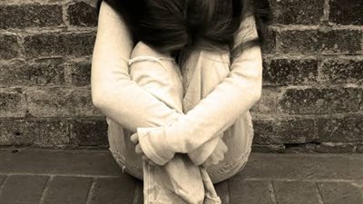 زوجه تطلب الخلع: «مش بيستحمى وريحته وحشة»