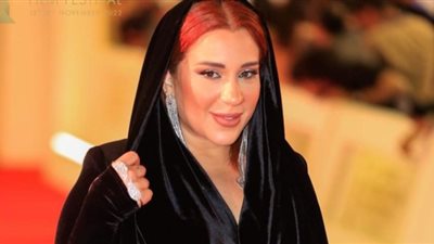 أسما شريف منير تثير الجدل «بالملاية اللف».. وانتقادات لاذعة من الجمهور