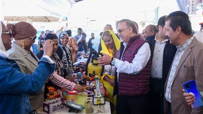 محافظ الإسكندرية يتفقد المعرض الخيري لمبادرة «باب رزق»