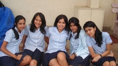 صور| جيب فوق الركبة.. شاهدي الزي المدرسي المثير للفتيات في الهند