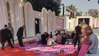 أمير رمسيس يعتذر.. بعد اتهامه بالسخرية من الصلاة على السجادة الحمراء بمهرجان القاهرة