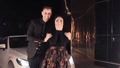 مصمم أزياء يشعل «السوشيال ميديا» باحتفاله بزوجته.. صور