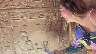 سائحة تثير الجدل بصورة مع «واي فاي» الفراعنة