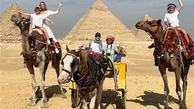 إيفانكا ترامب على ظهر جمل في الأهرامات.. صور