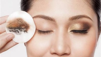 7 خطوات لإزالة مكياجك بشكل صحيح.. تعرفي عليها