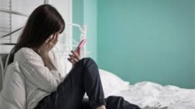 تلميذة إعدادي تتهم 3 من زملائها بابتزازها بصور عارية