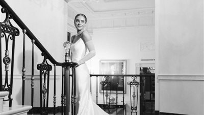 من تصميم اللبنانية ريم عكرا.. تفاصيل فستان زفاف حفيدة الرئيس الأمريكي نعومي بايدن