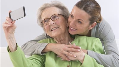 «إظهار الحب» أبرزها.. 5 قواعد في إتيكيت التعامل مع كبار السن  