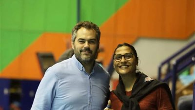 صورة جديدة لبطلة كرة اليد المحترفة مروة عبد الملك مع مدرب الأهلي