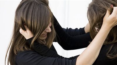 مشاجرة بين الجنس الناعم تنتهي بضرب عاملة