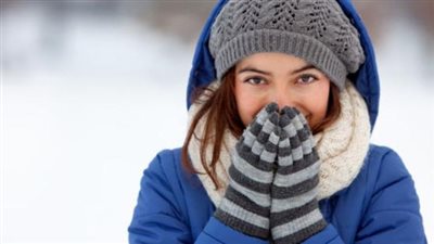 «هرمون الأنوثة كلمة السر».. لماذا تشعر النساء بالبرد أكثر من الرجال؟