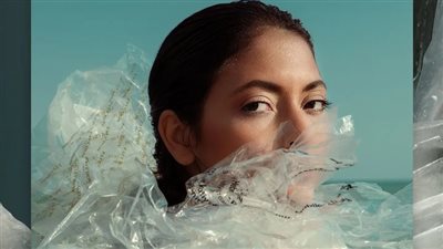 مي الغيطي تثير الجدل بفستان من النفايات البلاستيكية.. شاهدي