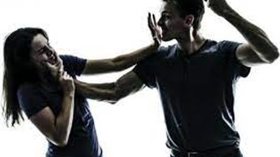 المتهم بالاعتداء على مطلقته: أخرجتني عن شعوري فضربتها بسكين