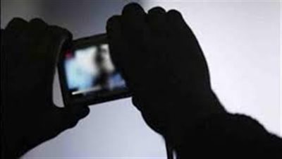 سيدتان تبتزان طبيبًا بفيديوهات خادشة.. إليكِ القصة