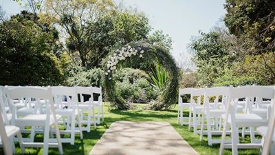 الكوشة والإضاءة.. أفكار رائعة لتزيين حفلات زفاف 2023