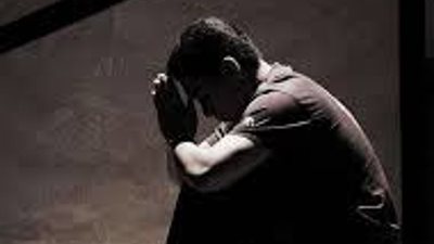 تفاصيل مثيرة لإنقاذ طالب من الانتحار بعد وفاة والدته