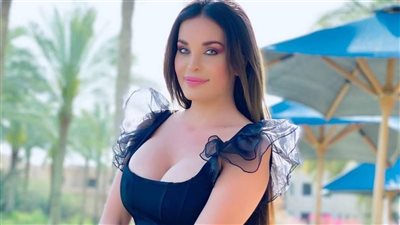 دومينيك حوراني: زوجي يشجعني على ارتداء القصير قالي «اقفلي فوق وافتحي تحت»