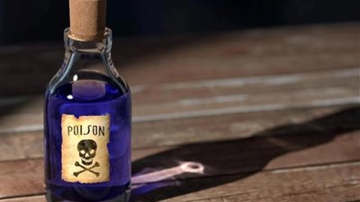 والدة رئيس سابق تعلق على تعرضه للتسمم