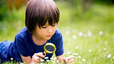 ابني فضولي.. طرق تنمية حب الاستطلاع عند طفلك لزيادة ذكائه