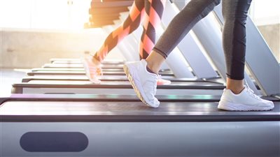 مفاجأة.. المشي للخلف فوائده أكثر من السير للأمام وأهمها خفض الوزن